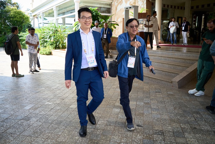 Tham ăn quân, kỳ thủ người Georgia nhận thất bại trước Lê Quang Liêm tại World Cup cờ vua 2025 - Ảnh 1.