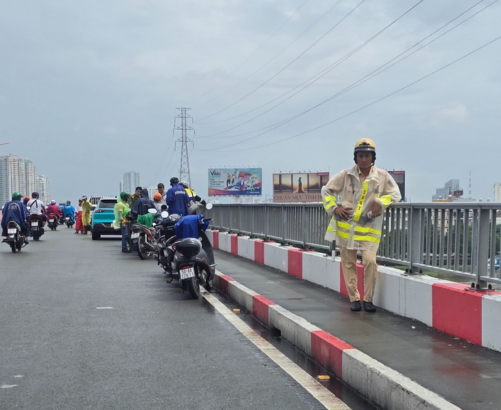 Phát hiện thi thể trên sông ở Thanh Đa, nghi là tài xế taxi dùng dao tự sát thương trên cầu Sài Gòn - Ảnh 4.