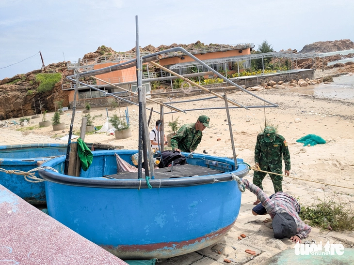 Người dân ven biển chèn bao nước, đá hộc lên mái nhà chống bão Kalmaegi - Ảnh 8.