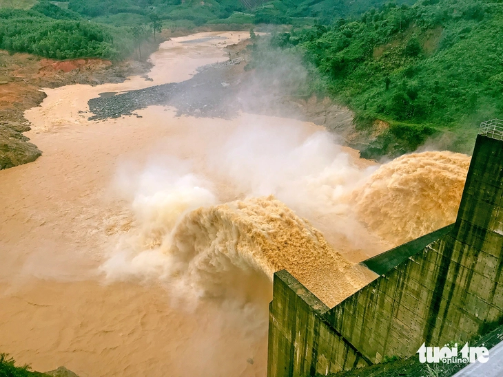 Chạy đua với bão Kalmaegi, thủy điện ở Đà Nẵng đồng loạt xả điều tiết - Ảnh 1.