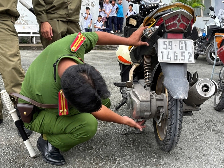 Cảnh sát giao thông TP.HCM kiểm tra bãi xe ở trường học, phát hiện nhiều học sinh vi phạm - Ảnh 3.