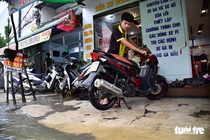 Ngập cục bộ nhiều tuyến đường TP.HCM do triều cường đạt đỉnh - Ảnh 4.