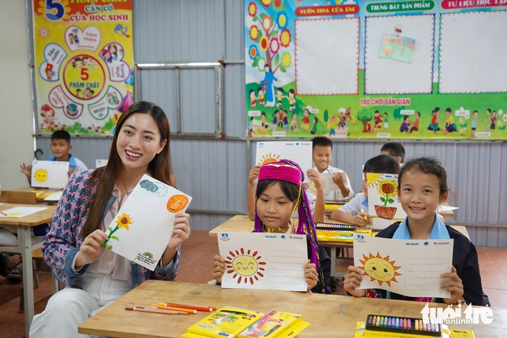 Hoa hậu Lương Thùy Linh học được sự kiên cường, lòng nhân hậu của thầy cô giáo vùng cao - Ảnh 1.