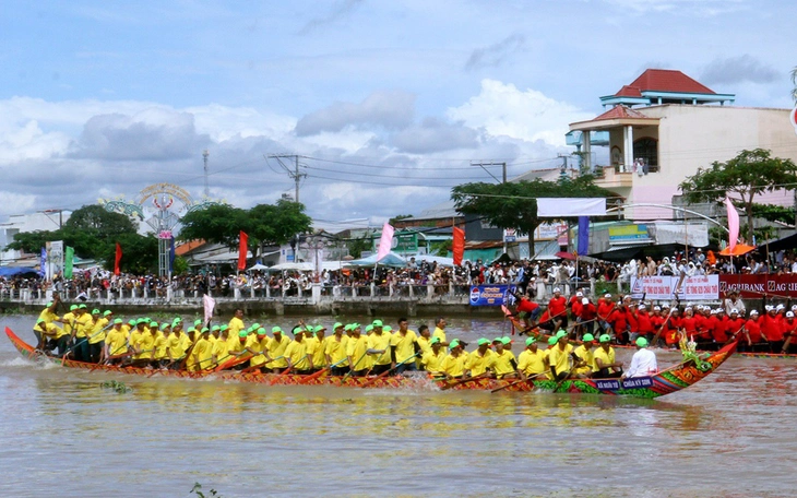TP.HCM đua ghe ngo, ẩm thực Khmer và du lịch bằng thuyền trên kênh Nhiêu Lộc - Ảnh 2.