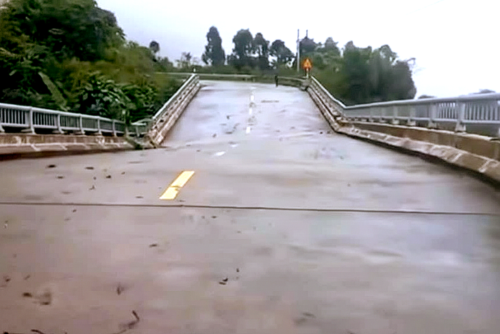 Cầu Cạn trên tuyến đường Hồ Chí Minh qua Huế hư hỏng nặng sau mưa lũ - Ảnh 1.