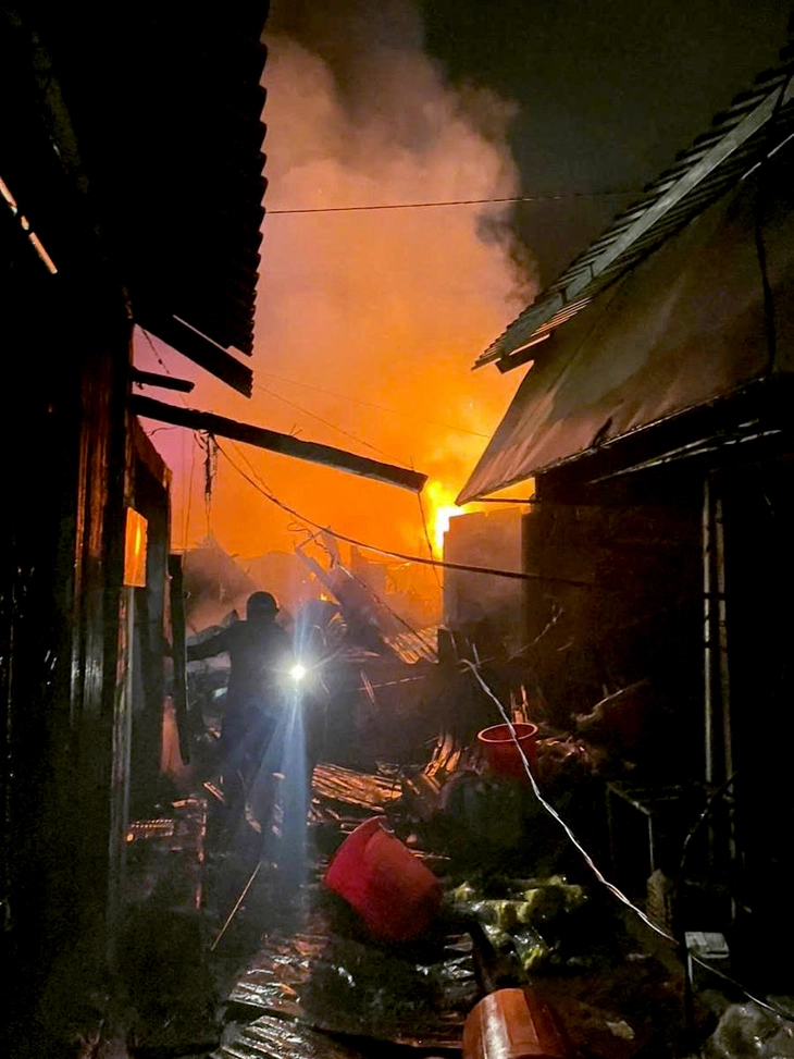 Cháy chợ tại Gia Lai lúc giữa đêm, 86 ki ốt hàng hóa bị thiêu rụi - Ảnh 1.
