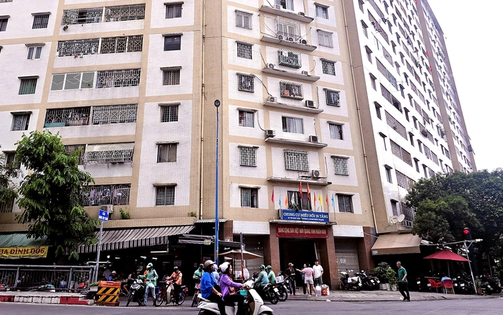 Tham ô tài sản của cư dân, cựu trưởng ban quản trị chung cư Miếu Nổi nhận 11 năm 6 tháng tù - Ảnh 1.