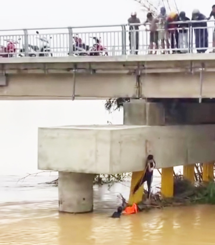 Cứu một người chới với giữa dòng nước xiết sông Thu Bồn - Ảnh 1.