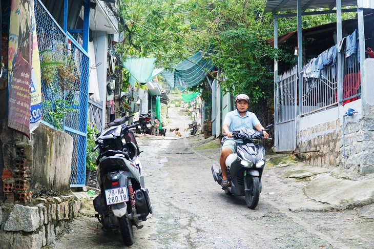 Sơ tán dân vùng sạt lở ở Nha Trang trước bão Kalmaegi- Ảnh 2.
