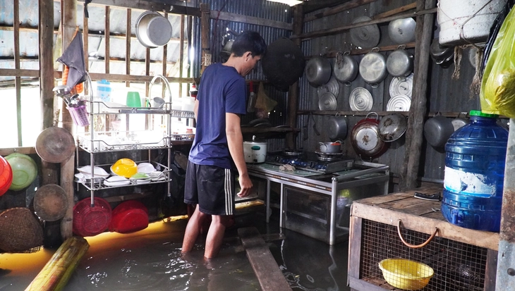 Không phải vùng lũ, dân ven biển Cà Mau vẫn bơi xuồng trên lộ- Ảnh 5. Không phải vùng lũ, dân ven biển Cà Mau vẫn bơi xuồng trên lộ - Ảnh 5.