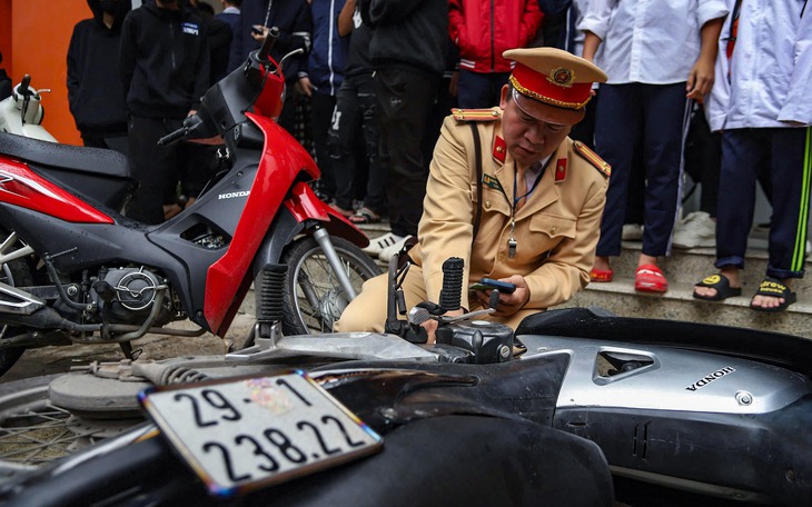 Cảnh sát giao thông TP.HCM kiểm tra bãi xe ở trường học, phát hiện nhiều học sinh vi phạm - Ảnh 2.