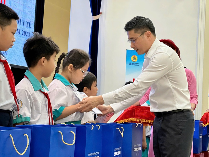 Bảo hiểm xã hội TP.HCM phát động chương trình 'Mang Tết ấm đến với người nghèo' - Ảnh 1.