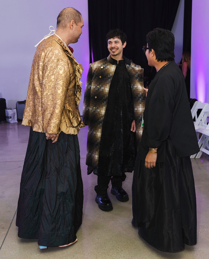 David Archuleta xúc động khi được mặc áo dài Việt Nam  - Ảnh 2.