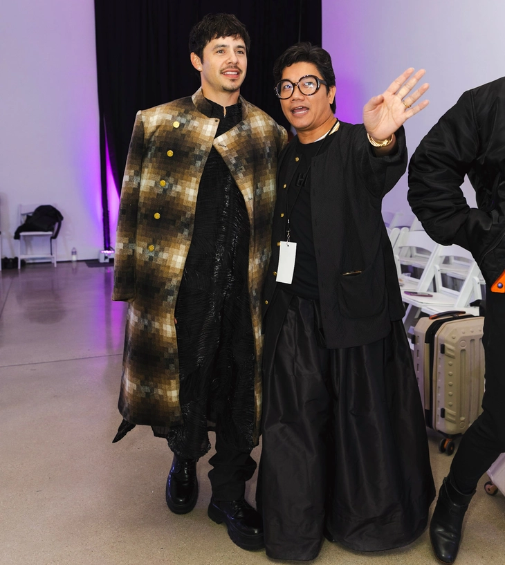 David Archuleta xúc động khi được mặc áo dài Việt Nam - Ảnh 1.