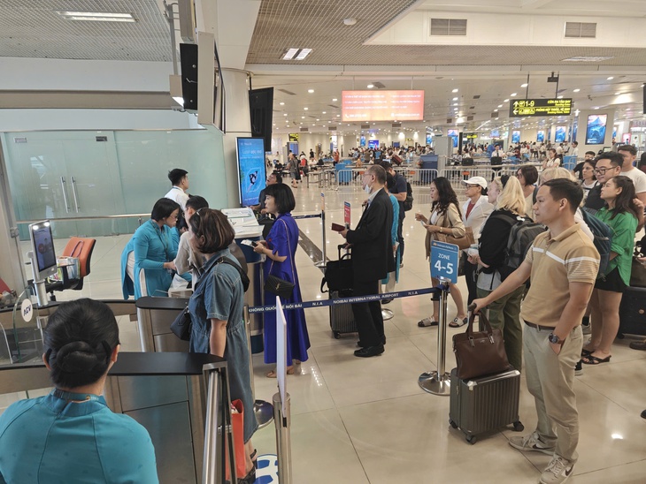 Tranh cãi quanh việc cân hành lý, Cục Hàng không yêu cầu cải tiến kiểm tra hành lý xách tay - Ảnh 1.