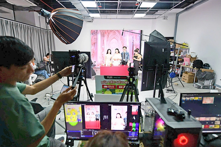 Người nổi tiếng kiếm tiền khủng từ... hàng giả - Ảnh 1. hàng giả - Ảnh 1.