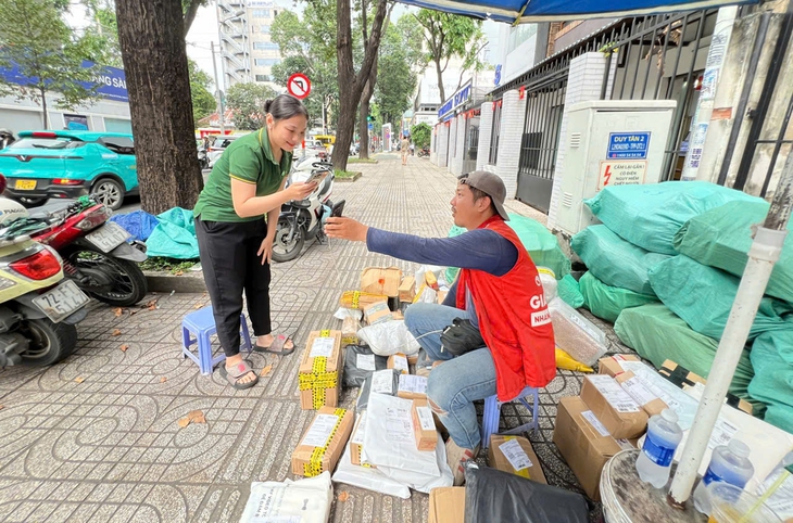 Khi shipper thân khách như người nhà - Ảnh 1. shipper - Ảnh 1.