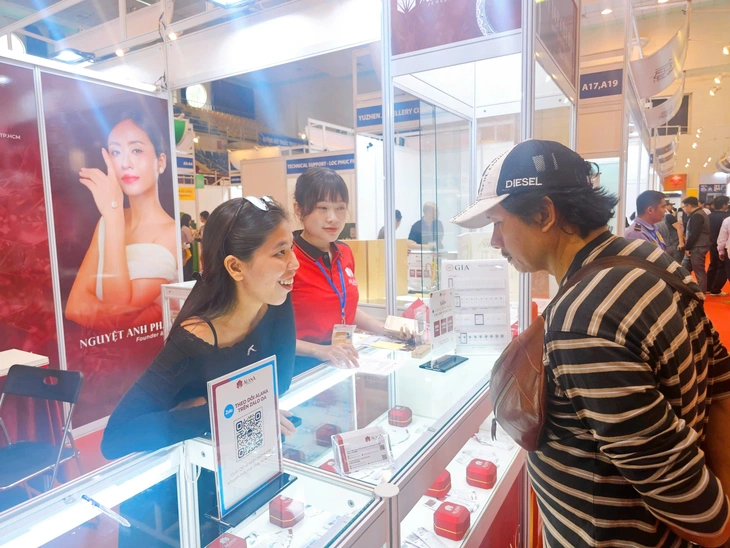 Ngắm trang sức, đá quý bạc tỉ tại triển lãm quốc tế TP.HCM - Ảnh 2.