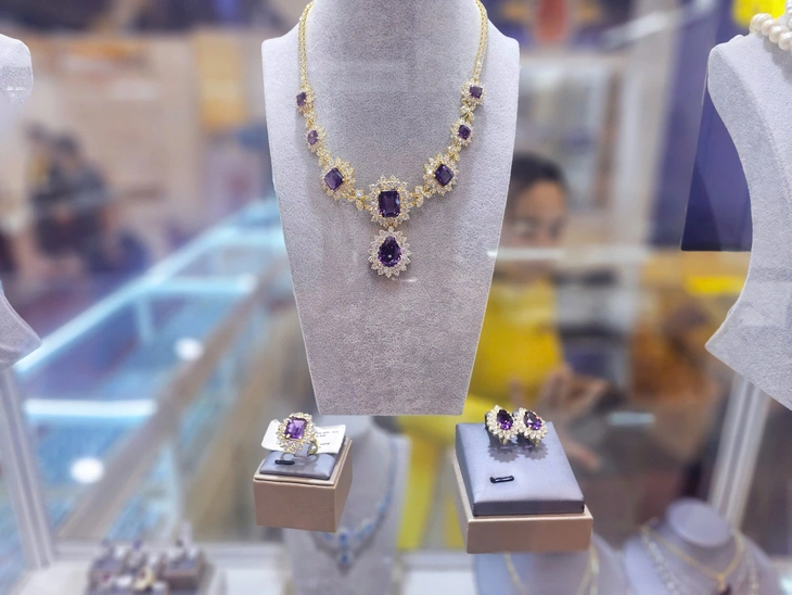 Ngắm trang sức, đá quý bạc tỉ tại triển lãm quốc tế TP.HCM - Ảnh 1.