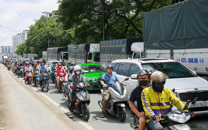 Đề nghị doanh nghiệp làm rõ phương án chuyển đổi động cơ điện cho xe máy chạy xăng - Ảnh 2.