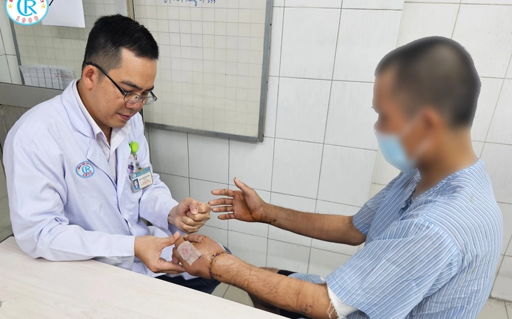 Ca phẫu thuật đầu tiên trên thế giới thành công ghép tai bị đứt lìa lên bàn chân - Ảnh 2.