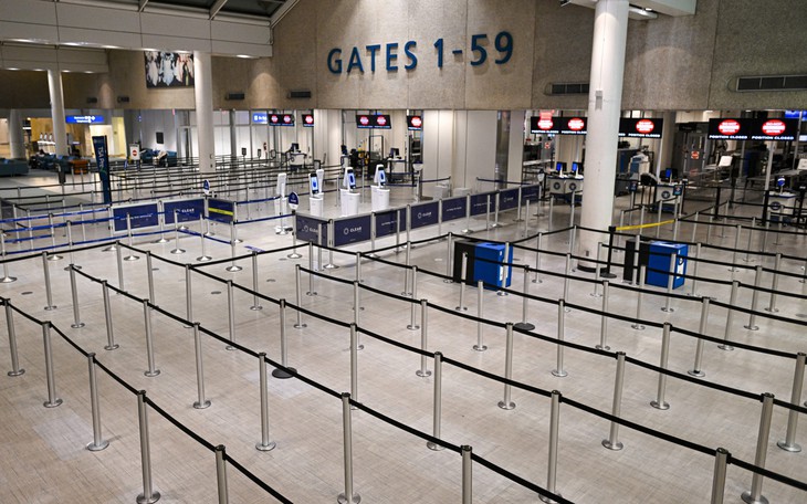 Mỹ cắt giảm chuyến bay do chính phủ đóng cửa, 3,2 triệu khách trễ chuyến - Ảnh 3.