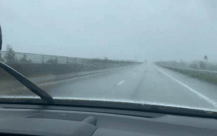 Bộ Quốc phòng duy trì hơn 260.000 người, 6 máy bay cùng hàng trăm xe đặc chủng ứng phó bão số 13 - Ảnh 2.