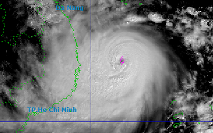 Gõ cửa từng nhà vận động sơ tán tránh bão Kalmaegi - Ảnh 11.