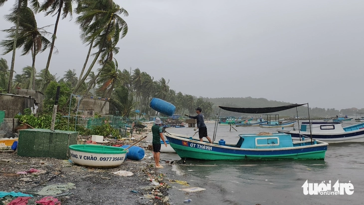 Lãnh đạo Đắk Lắk vận động dân sơ tán, 6.654 hộ dân Gia Lai sơ tán khẩn cấp tránh bão số 13 - Ảnh 5.
