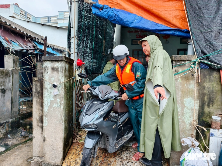 Lãnh đạo Đắk Lắk vận động dân sơ tán, 6.654 hộ dân Gia Lai sơ tán khẩn cấp tránh bão số 13 - Ảnh 9.