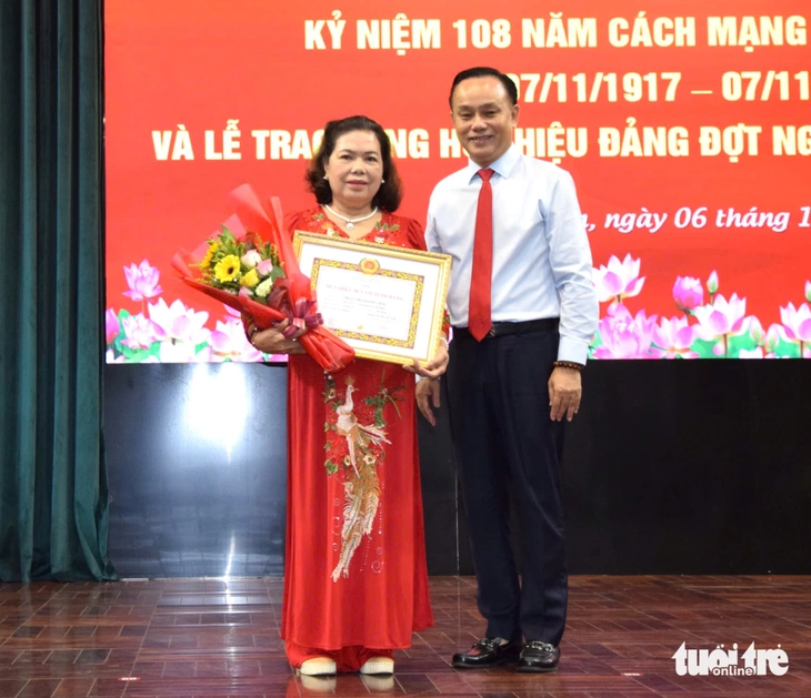 Phường Cầu Kiệu, TP.HCM trao Huy hiệu Đảng cho 30 đảng viên đợt 7-11 - Ảnh 6.