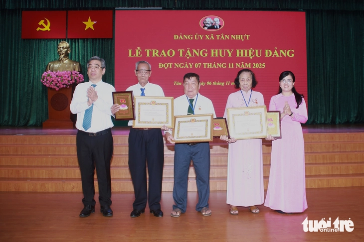 Phó bí thư Thành ủy TP.HCM Nguyễn Phước Lộc trao tặng Huy hiệu Đảng tại Đảng bộ xã Tân Nhựt - Ảnh 1.