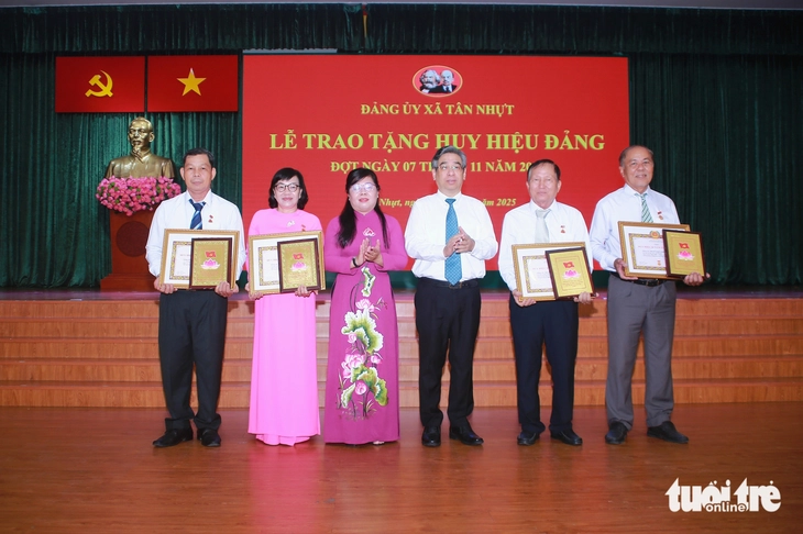 Phó bí thư Thành ủy TP.HCM Nguyễn Phước Lộc trao tặng Huy hiệu Đảng tại Đảng bộ xã Tân Nhựt - Ảnh 3.