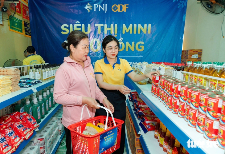 Hỗ trợ người dân vùng lũ miền Trung qua chương trình 'Siêu thị mini 0 đồng' - Ảnh 1.