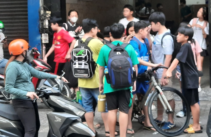 Phạt cha mẹ từ 5-10 triệu đồng khi bắt con học quá sức, cần thiết phạt hay giảm áp lực học tập? - Ảnh 1. học quá sức - Ảnh 1.