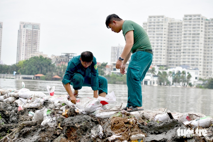 Triều cường vượt bờ chắn Thanh Đa, lút nửa xe ở Hiệp Phước- Ảnh 2. Triều cường vượt bờ chắn Thanh Đa, lút nửa xe ở Hiệp Phước- Ảnh 2.