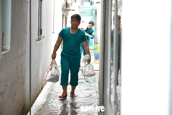 Triều cường vượt bờ chắn Thanh Đa, lút nửa xe ở Hiệp Phước- Ảnh 3. Triều cường vượt bờ chắn Thanh Đa, lút nửa xe ở Hiệp Phước- Ảnh 3.