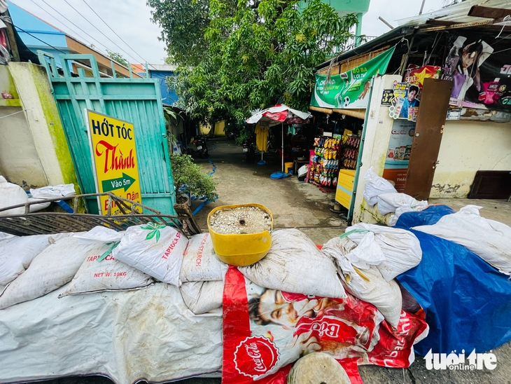 Triều cường vượt bờ chắn Thanh Đa, lút nửa xe ở Hiệp Phước- Ảnh 7. Triều cường vượt bờ chắn Thanh Đa, lút nửa xe ở Hiệp Phước- Ảnh 7.