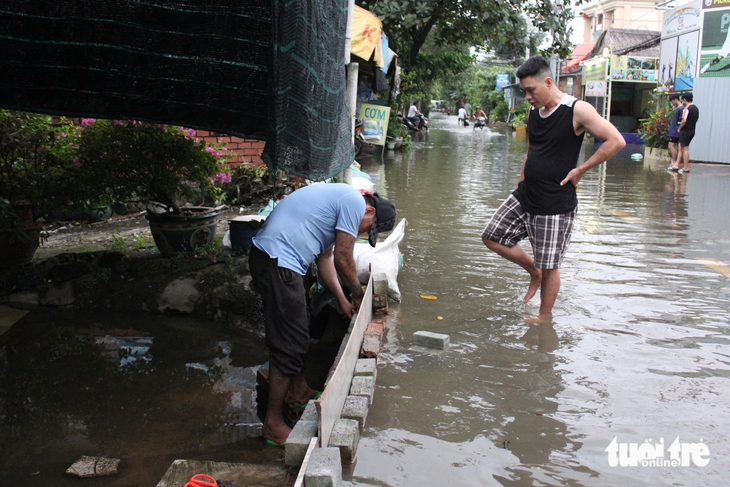 Triều cường vượt bờ chắn Thanh Đa, lút nửa xe ở Hiệp Phước- Ảnh 8. Triều cường vượt bờ chắn Thanh Đa, lút nửa xe ở Hiệp Phước- Ảnh 8.