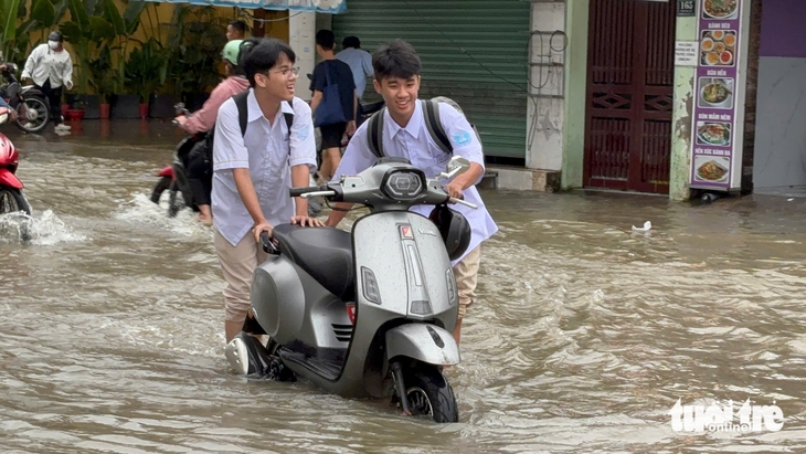 Triều cường vượt bờ chắn Thanh Đa, lút nửa xe ở Hiệp Phước- Ảnh 14. Triều cường vượt bờ chắn Thanh Đa, lút nửa xe ở Hiệp Phước- Ảnh 14.