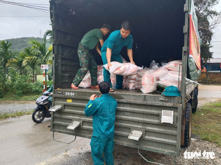 Hết chạy sạt lở, hàng trăm người dân Trà Leng chưa kịp về nhà thì lại sơ tán vì bão số 13 - Ảnh 2.