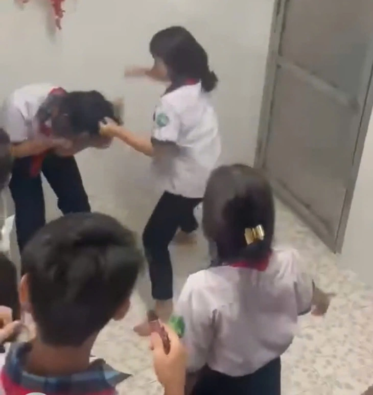 Nữ sinh lớp 8 ở TP.HCM đánh hội đồng bạn học trong nhà vệ sinh: phụ huynh xin bồi thường!- Ảnh 1. Nữ sinh lớp 8 ở TP.HCM đánh hội đồng bạn học trong nhà vệ sinh: phụ huynh xin bồi thường! - Ảnh 1.