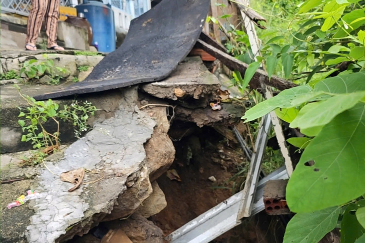 Nhiều hộ dân ở Vũng Tàu khẩn cấp di dời khỏi khu vực nguy cơ sạt lở - Ảnh 2.