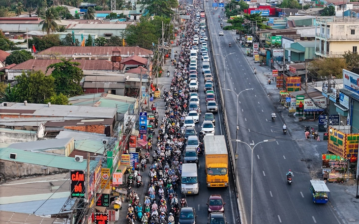 Vì sao kẹt xe phức tạp hơn thời gian gần đây ở TP.HCM? - Ảnh 2.