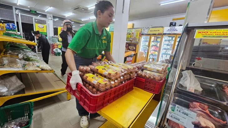 TP.HCM: Rau, trứng nhiều nơi hết sớm, siêu thị khẳng định đủ hàng, khuyến mãi nhiều - Ảnh 2.