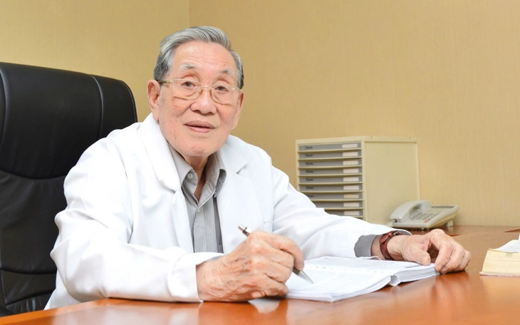 Linh cữu GS Nguyễn Đình Hối được đưa qua Bệnh viện Đại học Y Dược TP . HCM - Ảnh 2.