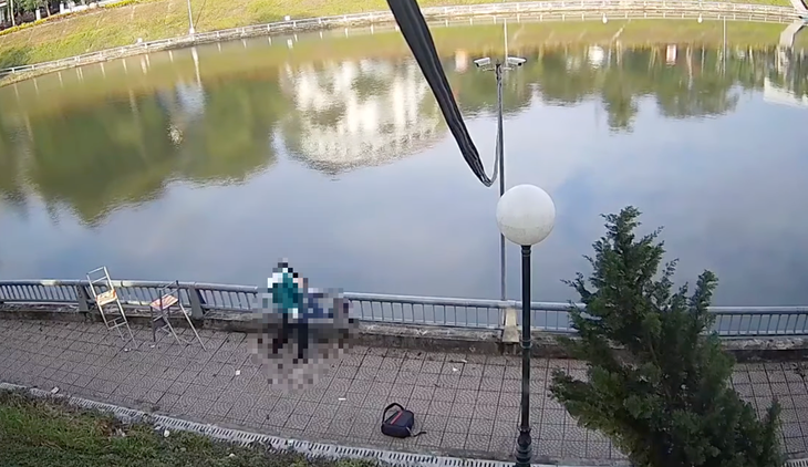 hất xuống hồ - Ảnh 1.