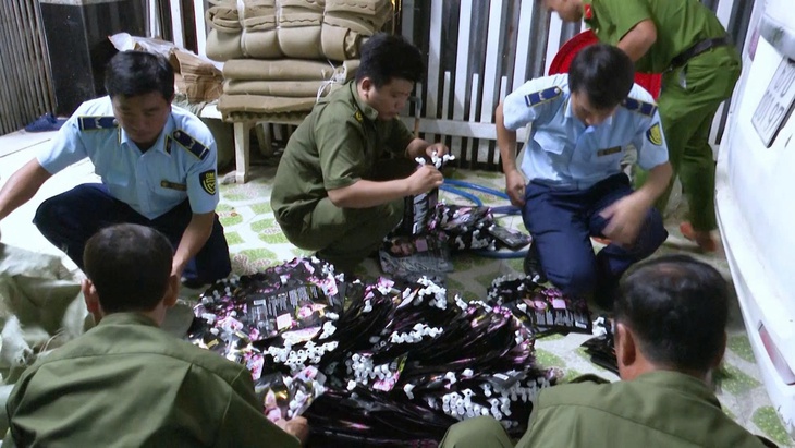 Pha hóa chất làm nước mắm giả, tương ớt, nước chấm không nhãn mác, phạt sao 'cho chừa'? - Ảnh 1.