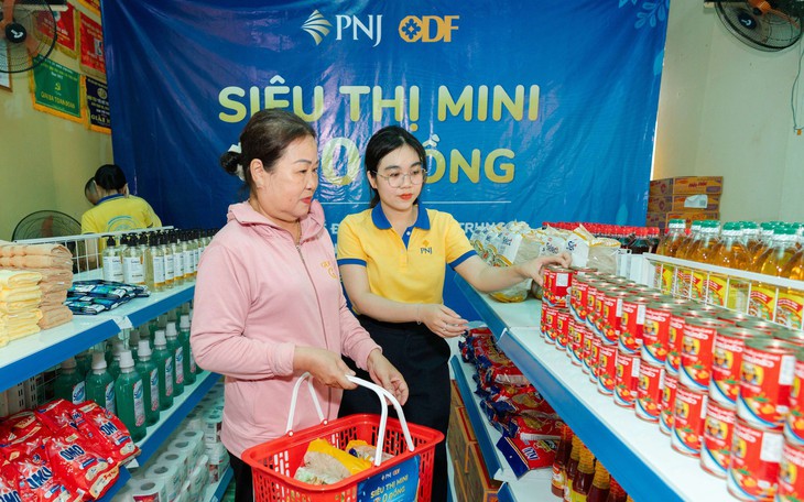 Phường Bình Tân, TP.HCM tổ chức 'siêu thị 0 đồng' cho 300 hộ gia đình khó khăn - Ảnh 4.