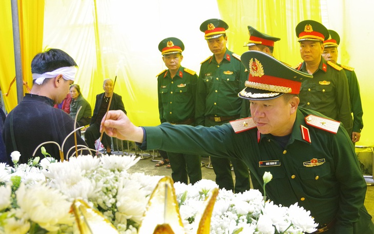 Truy tặng danh hiệu Anh hùng lực lượng vũ trang nhân dân cho thượng sĩ Vũ Văn Bình - Ảnh 4.